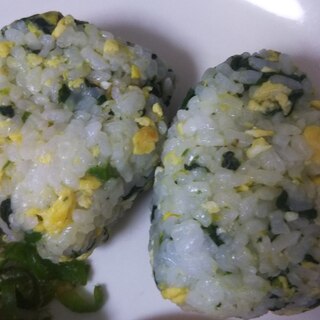 幼児食ほうれん草と玉子のおにぎり